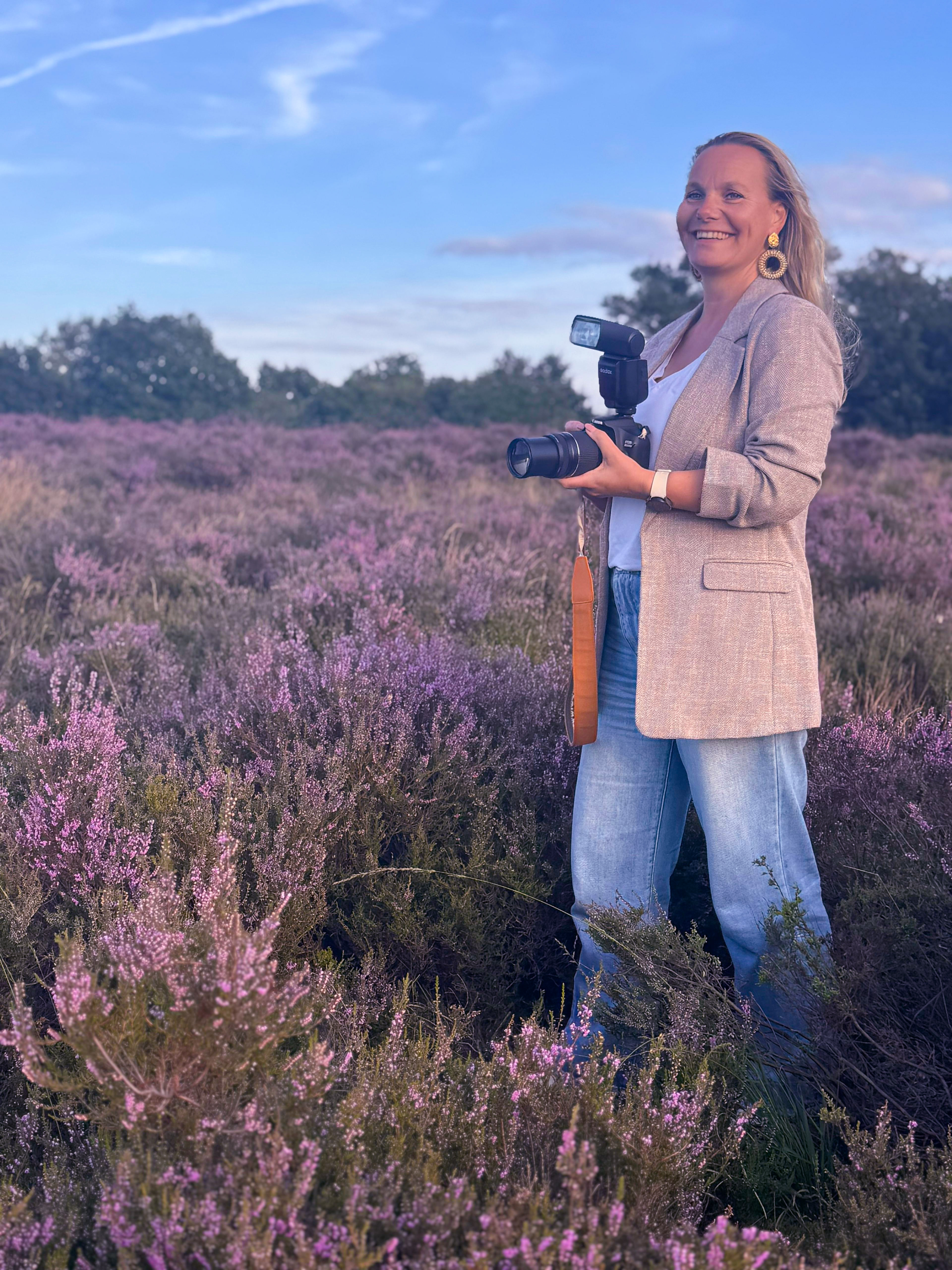 Pas in op je honden. **Explanation of Answer** The question asks for a common phrase in Dutch to remember to pay attention...